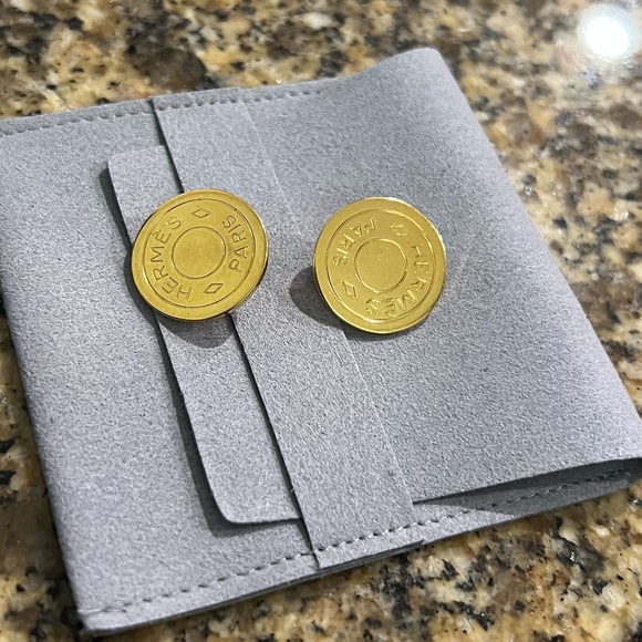 Vintage Hermes | Bijouterie Fantasie Gold-Tone Clip On Earrings - Picture 4 of 5